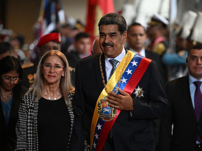El presidente de Venezuela, Nicolás Maduro, acompañado de su esposa Cilia Flores llega a la sede del congreso en la ciudad de Caracas