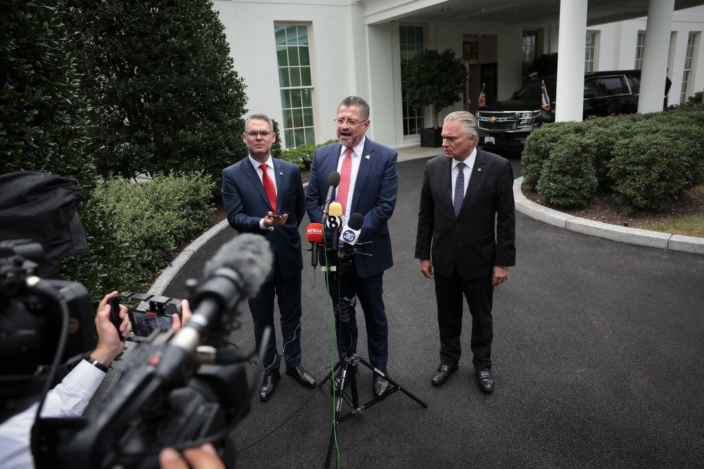 El presidente de Costa Rica, el conservador Rodrigo Chaves, habla en la Casa Blanca tras reunirse con el mandatario de EEUU en Washington.