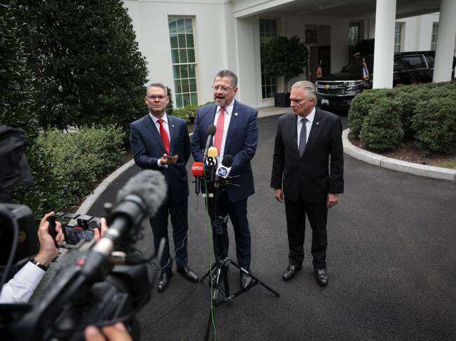 El presidente de Costa Rica, el conservador Rodrigo Chaves, habla en la Casa Blanca tras reunirse con el mandatario de EEUU en Washington.