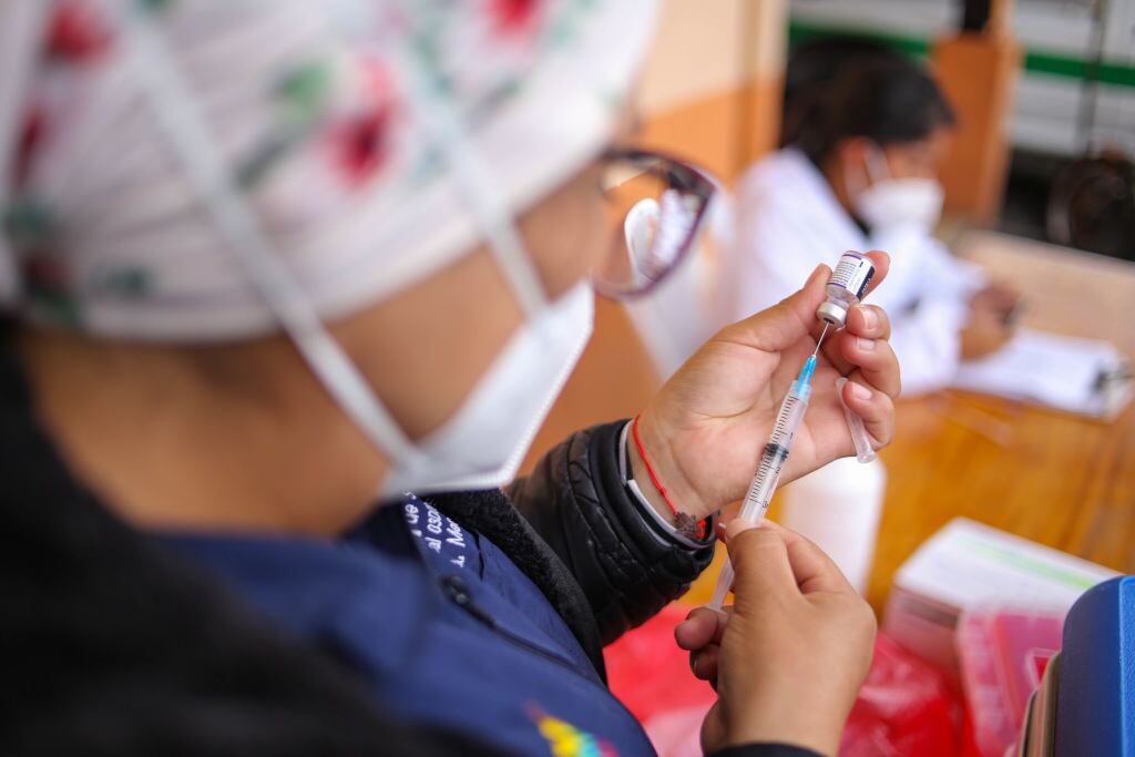 Enfermera prepara una vacuna anticovid en un recinto sanitario en Quito