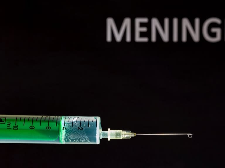 Tras caso detectado en colegio de Talca: qué es la meningitis, cómo se contagia y cuáles son sus síntomas