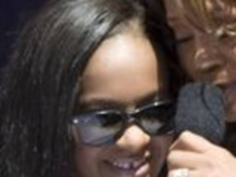 Hija de Whitney Houston despertó del coma, según su padre