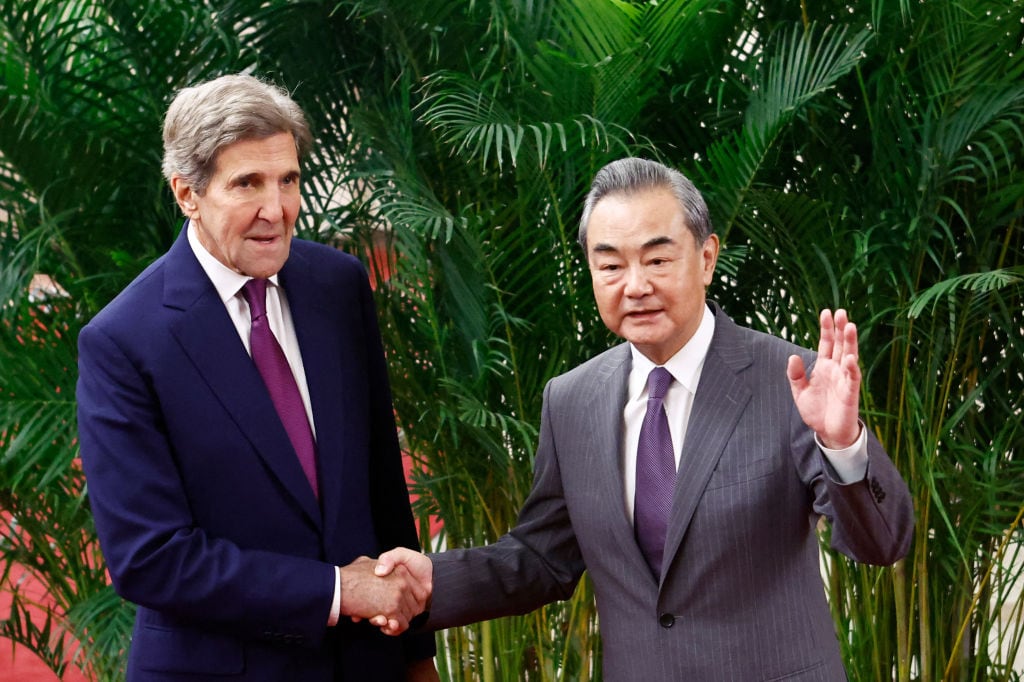 El enviado de EEUU John Kerry junto al canciller de China Wang Yi en Pekín