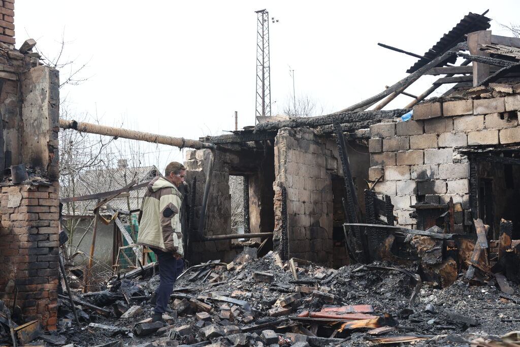 Un hombre camina entre los escombros tras un bombardeo sobre Donetsk