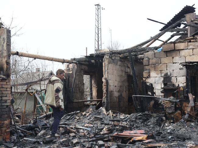 Un hombre camina entre los escombros tras un bombardeo sobre Donetsk