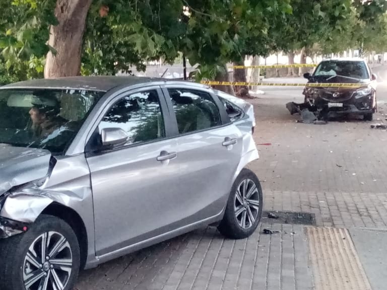 En estado de ebriedad y con documentos vencidos: mujer choca vehículo estacionado en Providencia