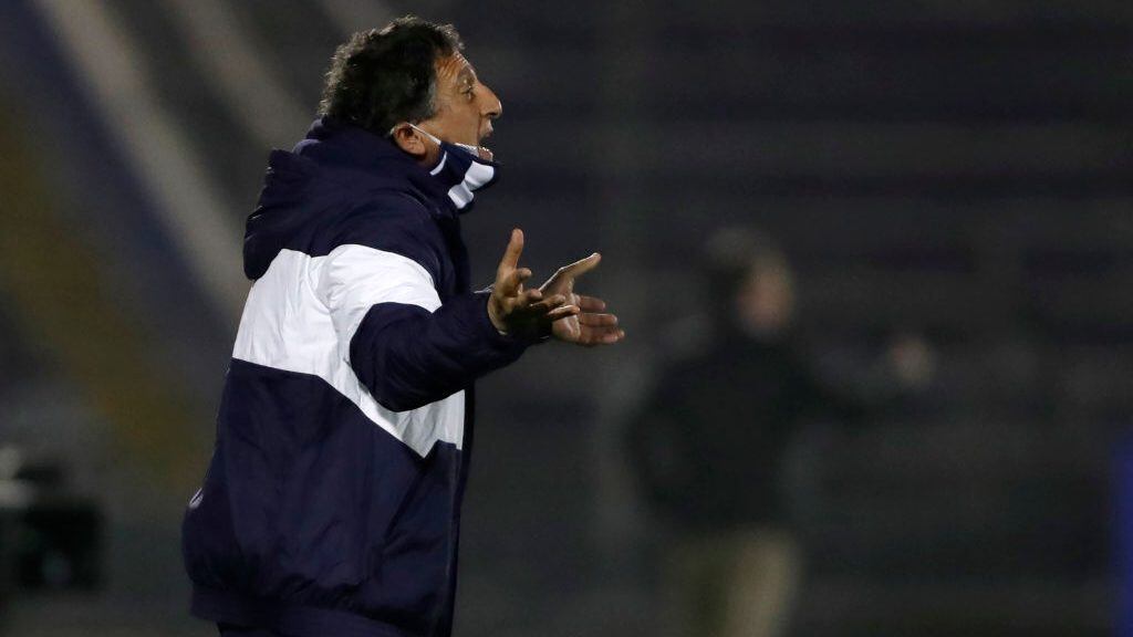 LIMA, PERU - SEPTEMBER 30: Mario Salas coach of Alianza Lima gives instructions to his players during a Copa CONMEBOL Libertadores 2020 group F match between Alianza Lima and Estudiantes de Mérida at Estadio Alejandro Villanueva on September 30, 2020 in Lima, Peru. (Photo by Paolo Aguilar - Pool/Getty Images)