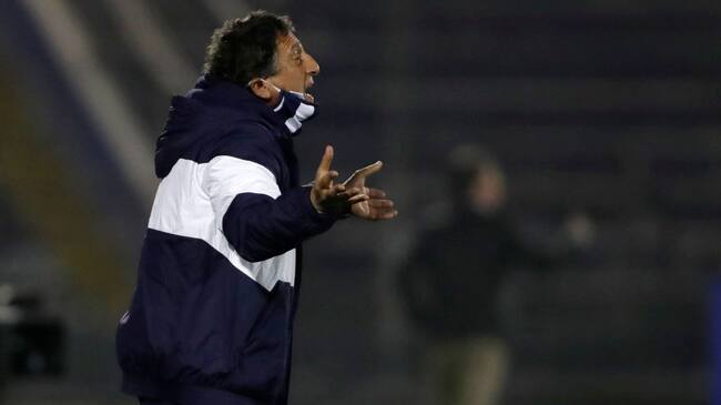 LIMA, PERU - SEPTEMBER 30: Mario Salas coach of Alianza Lima gives instructions to his players during a Copa CONMEBOL Libertadores 2020 group F match between Alianza Lima and Estudiantes de Mérida at Estadio Alejandro Villanueva on September 30, 2020 in Lima, Peru. (Photo by Paolo Aguilar - Pool/Getty Images)