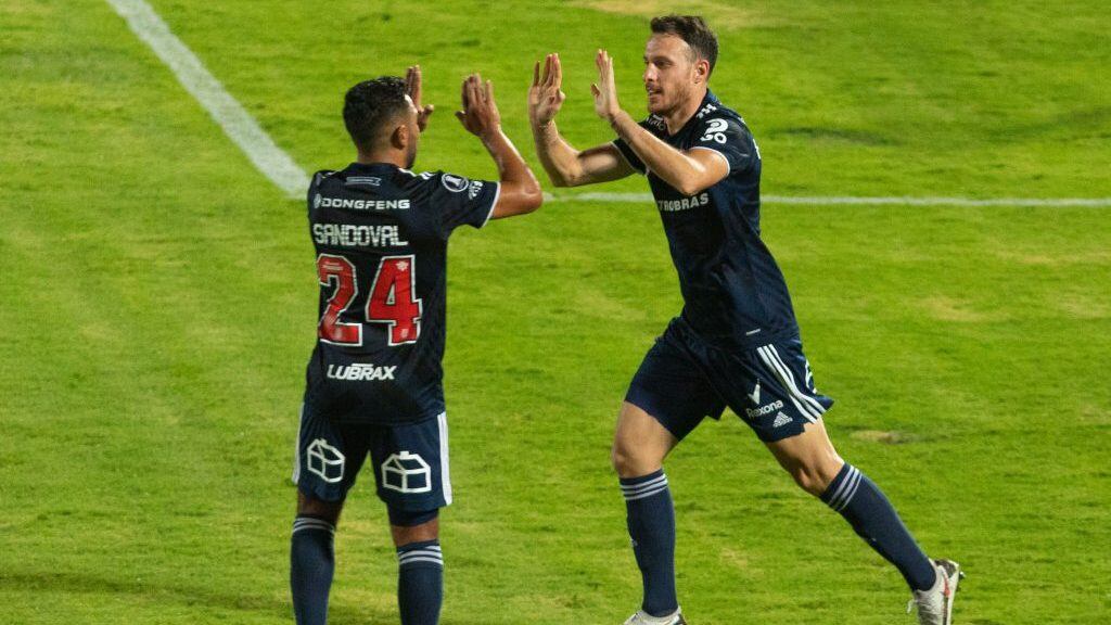 10 DE MARZO DE 2021/SANTIAGOEl jugador Angelo Henriquez (c) marca de cabeza el uno a cero frente a San Lorenzo, durante el partido de ida valido por la fase dos de la Copa Libertadores 2021, entre Universidad de Chile y San Lorenzo, disputado en el Estadio Nacional.
FOTO: SEBASTIAN ORIA/AGENCIAUNO