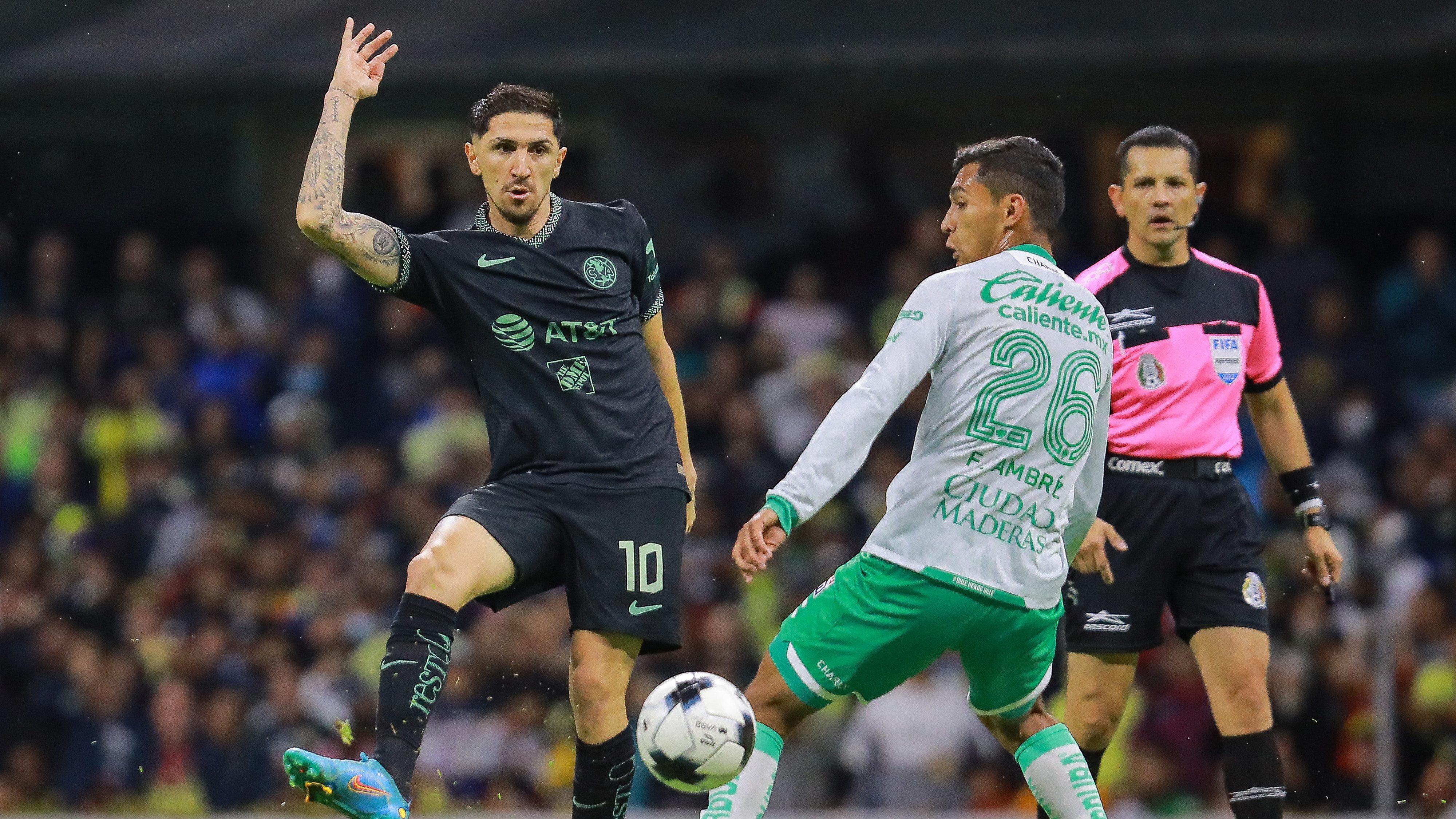 MEXICO CITY, MEXICO - APRIL 20: Diego Valdés (L) of America struggles for the ball against Fidel Ambriz (R) of Leon during the 15th round match between America and Leon as part of the Torneo Grita Mexico C22 Liga MX at Azteca Stadium on April 20, 2022 in Mexico City, Mexico. (Photo by Manuel Velasquez/Getty Images)