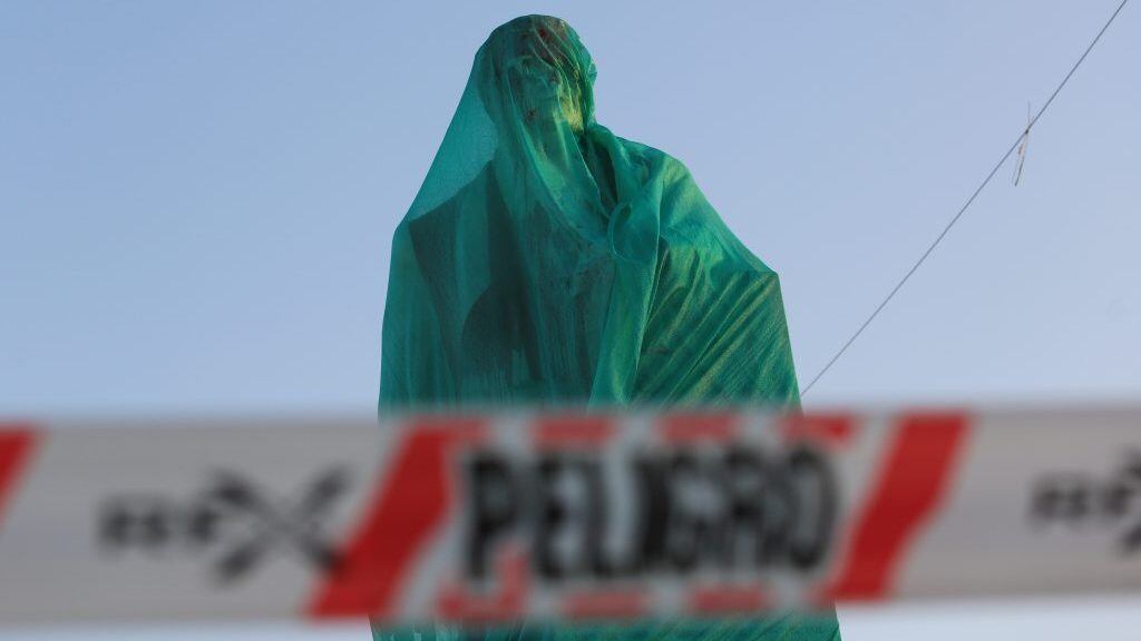 17 Septiembre de 2021 / SAN JOAQUÍN Estatua de Salvador Allende ubicada en Las Industrias atacada con pintura roja
Durante la tarde fue cubierta para su reparación 
FOTO: DIEGO MARTIN / AGENCIAUNO