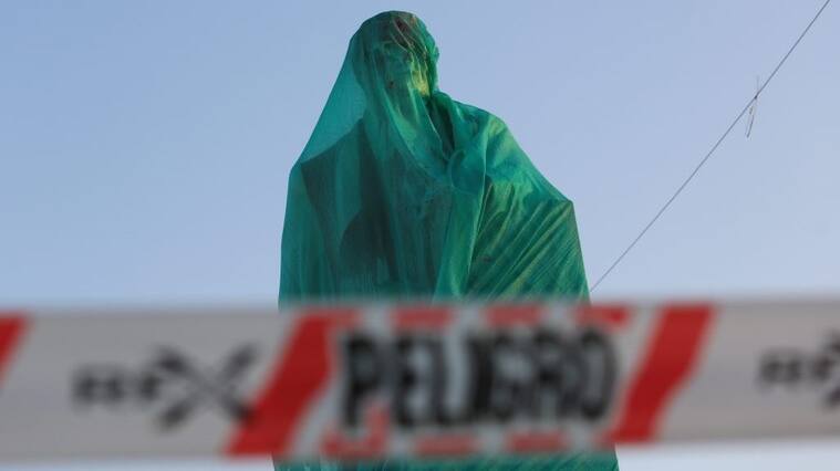 17 Septiembre de 2021 / SAN JOAQUÍN Estatua de Salvador Allende ubicada en Las Industrias atacada con pintura roja
Durante la tarde fue cubierta para su reparación
FOTO: DIEGO MARTIN / AGENCIAUNO