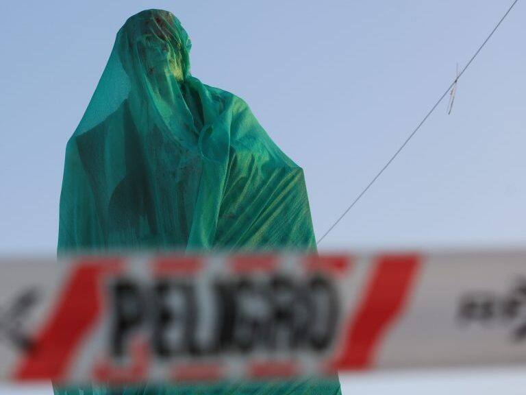 17 Septiembre de 2021 / SAN JOAQUÍN Estatua de Salvador Allende ubicada en Las Industrias atacada con pintura roja
Durante la tarde fue cubierta para su reparación
FOTO: DIEGO MARTIN / AGENCIAUNO