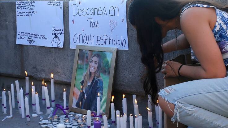 Emotiva despedida a Anahí Espíndola: roquerío de Viña del Mar se llena de globos blancos y morados