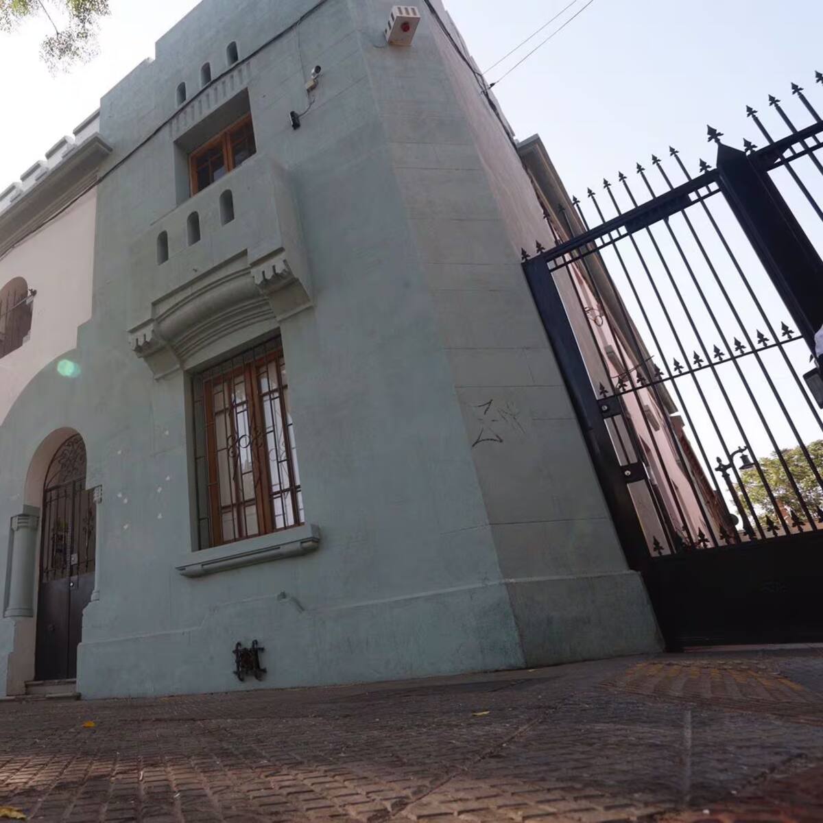 Ni la principal ni la más grande: así era la habitación de Gabriel Boric en su imponente casa del Barrio Yungay