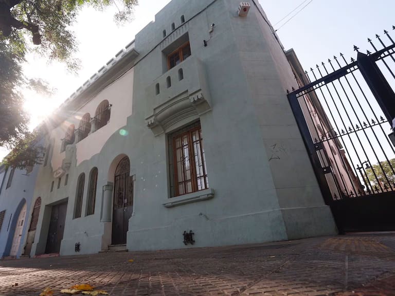 Ni la principal ni la más grande: así era la habitación de Gabriel Boric en su imponente casa del Barrio Yungay