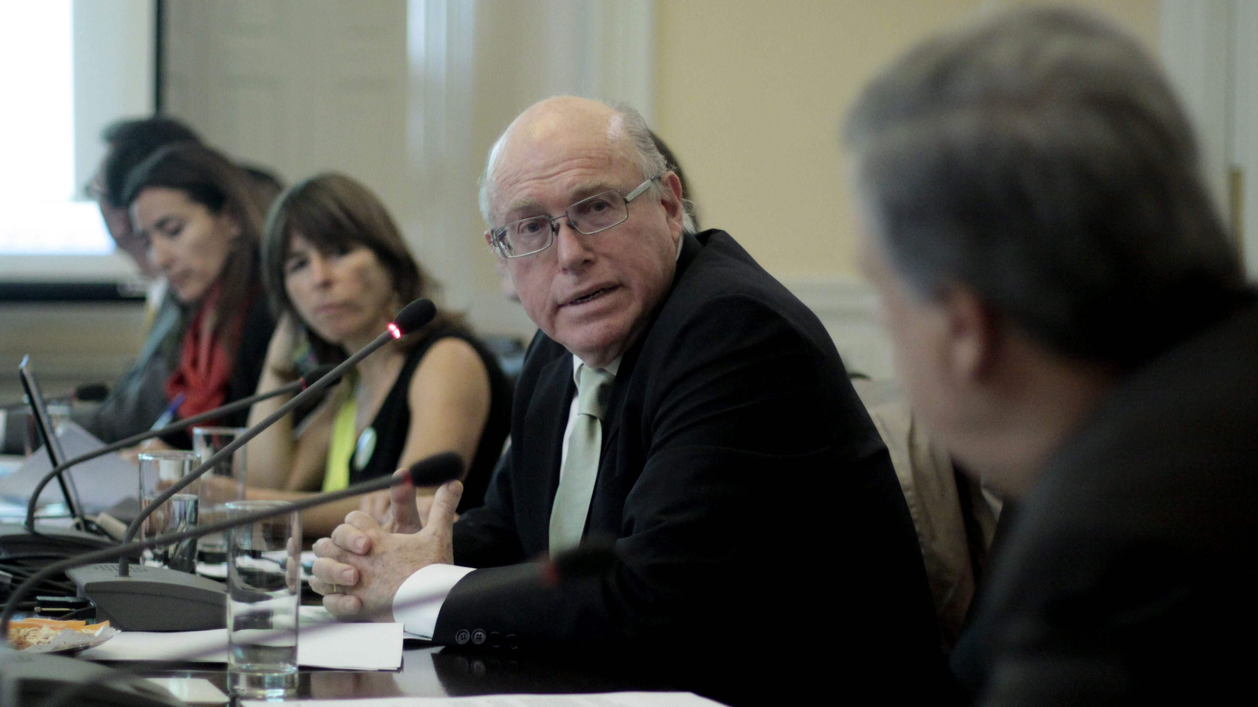 10 de Junio de 2013/SANTIAGOEl presidente de Educación 2020, Mario Waissbluth, habla durante la comision de Educacion para continuar con el estudio del proyecto que crea sistema de autorizacion en el funcionamiento de jardines infantiles dada por el ministerio de Educacion.
FOTO:CRISTOBAL ESCOBAR/AGENCIAUNO