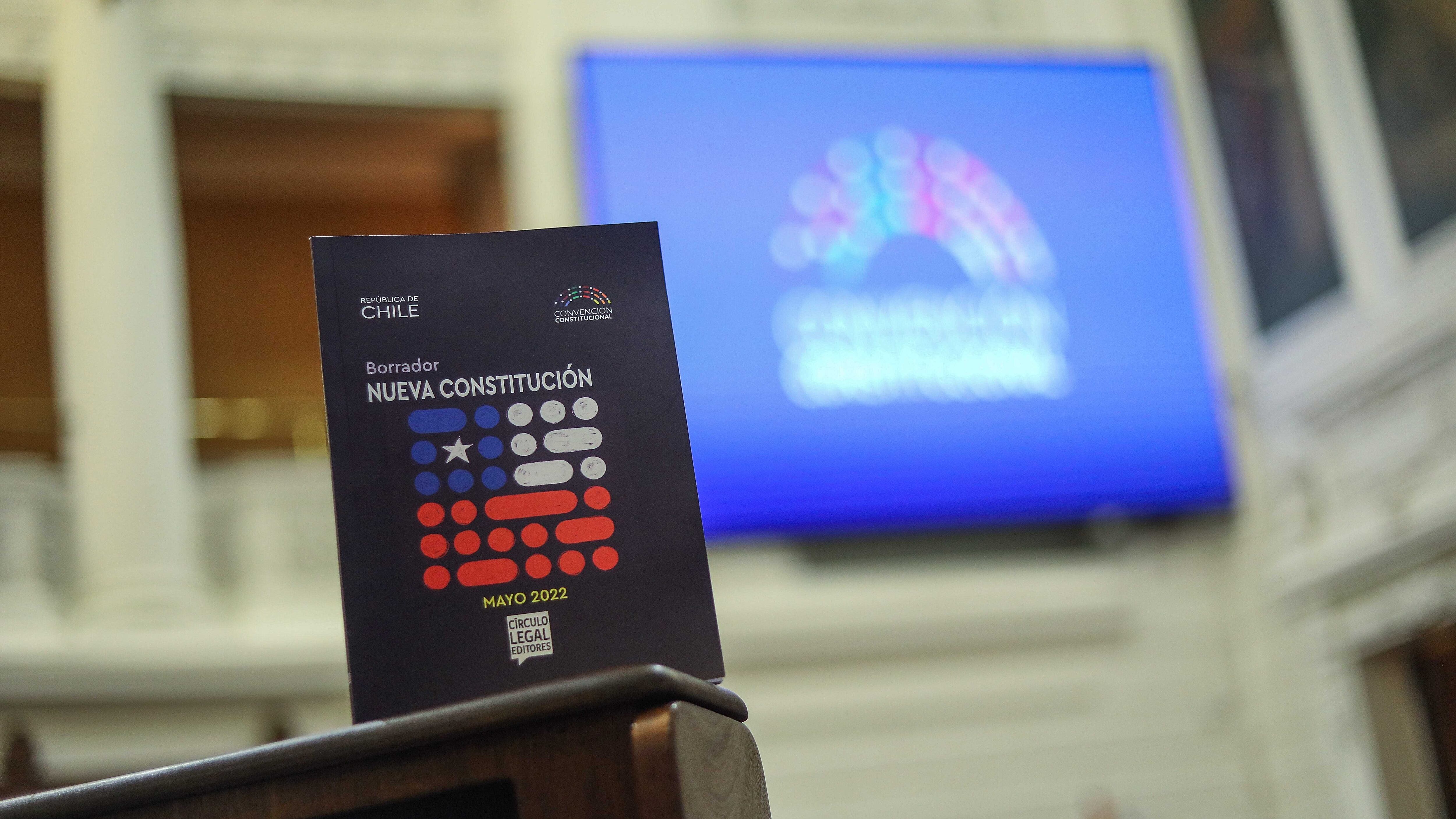 24 de mayo del 2022/SANTIAGOEl borrador de la nueva constitución dentro del hemiciclo del ex Congreso Nacional.
FOTO: SEBASTIAN BELTRAN GAETE/AGENCIAUNO