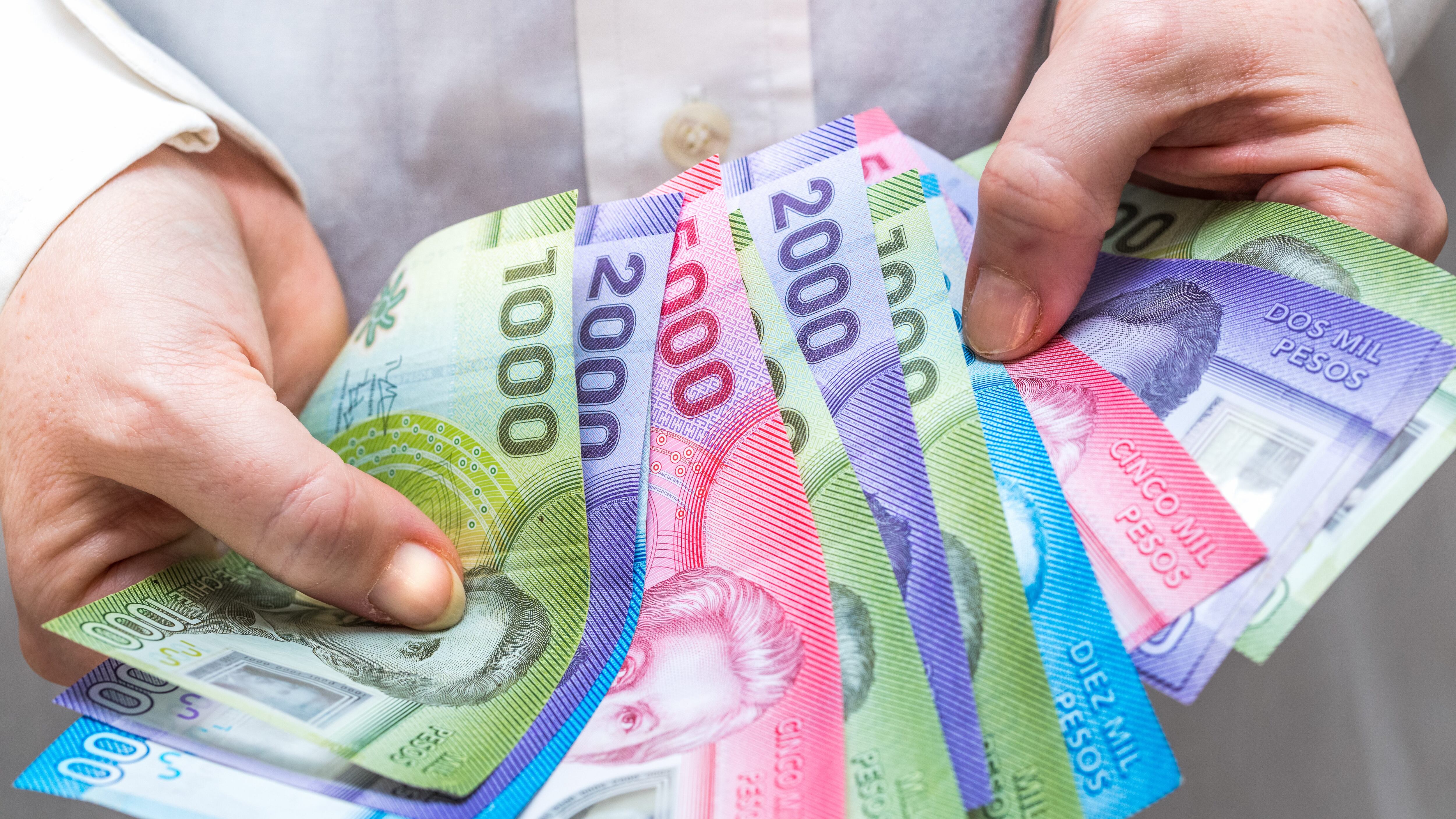 Chile pesos, banknotes in a woman's hand