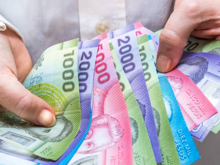 Chile pesos, banknotes in a woman's hand