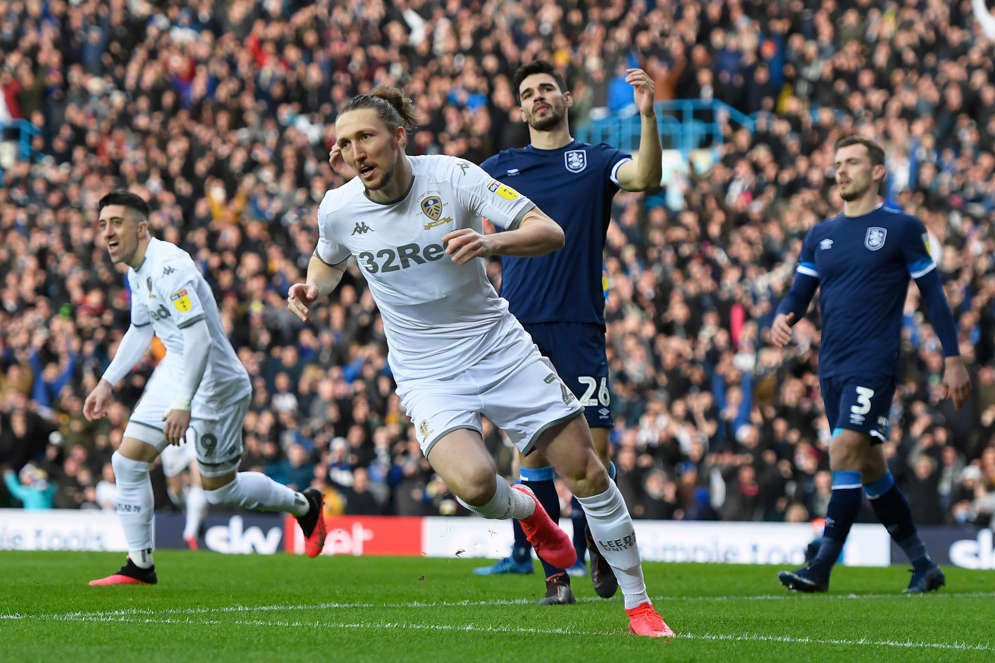 Leeds United vence para ser el líder de la segunda división británica