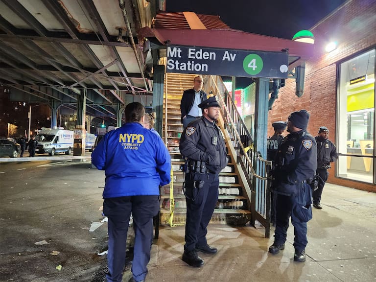 La policía vigila el acceso a una estación en el Bronx del Metro de Nueva York, donde un tiroteo dejó un muerto y cinco personas heridas en EEUU.