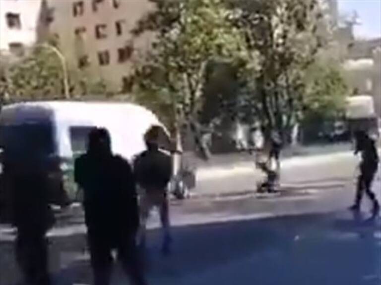 Manifestantes en la Alameda grabaron cómo Carabineros atropelló a un peatón y luego se escaparon