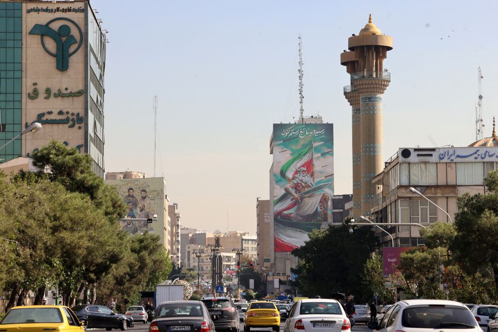 La vida continúa en las calles de la ciudad de Teherán luego que Israel lanzara un bombardeo contra posiciones militares de irán