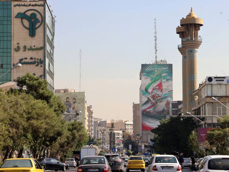 La vida continúa en las calles de la ciudad de Teherán luego que Israel lanzara un bombardeo contra posiciones militares de irán