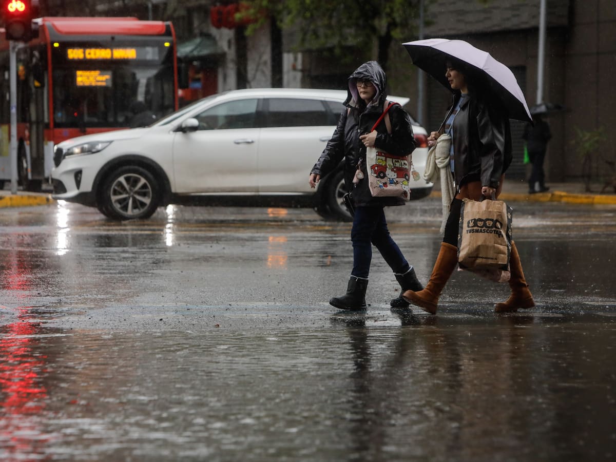 Confirman lluvias en Santiago que se extenderán por varios días: ¿Cuándo llega el nuevo sistema frontal a Chile?