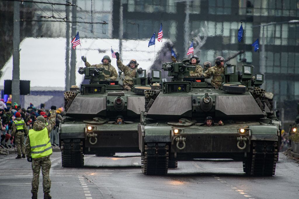 Unos tanques de Estados Unidos participan en la parada militar que realiza Lituania en Europa.