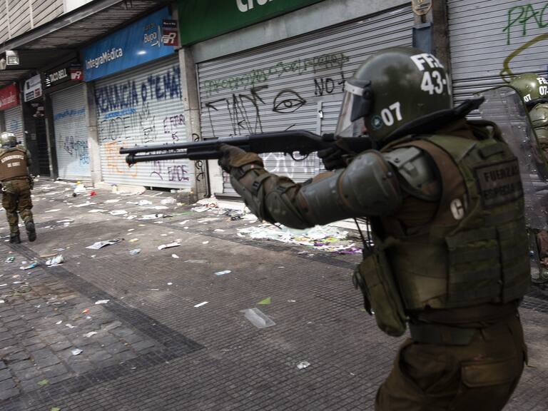 Revelan que Carabineros gastó 17,4 millones de dólares en armas no letales tras el estallido social