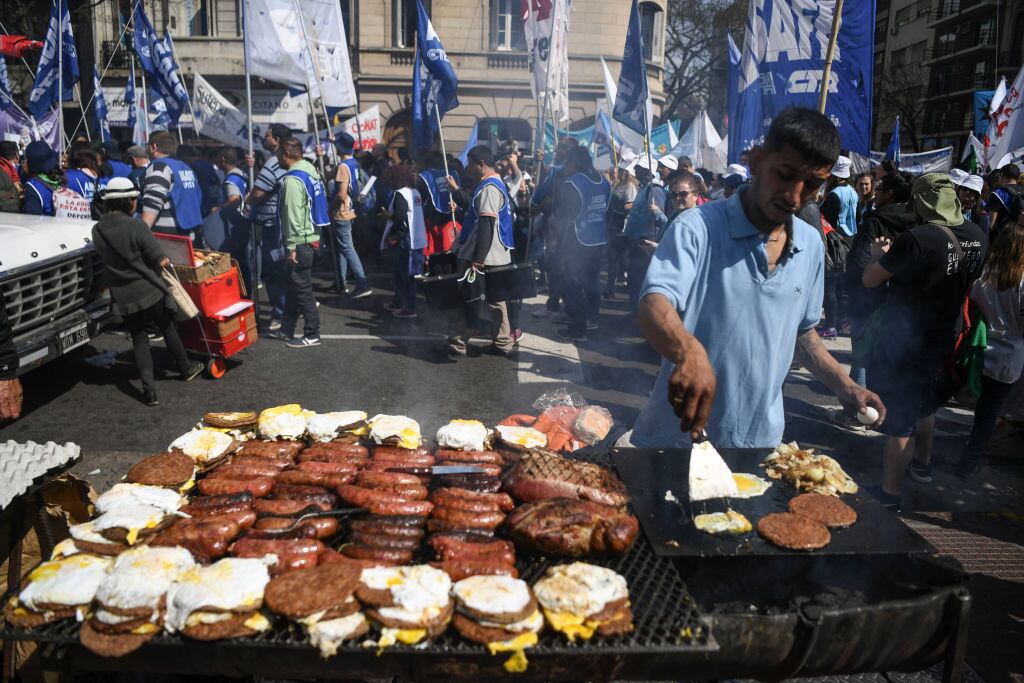 Una parrilla en la calle en medio de una protesta sindical en Argentina