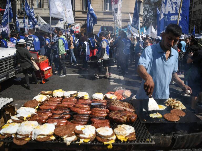 Una parrilla en la calle en medio de una protesta sindical en Argentina