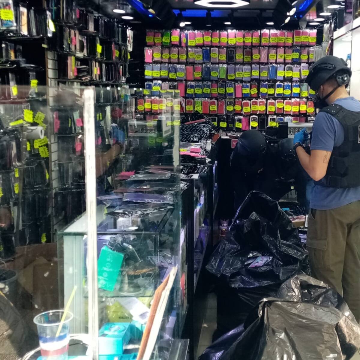PDI incauta miles de accesorios falsificados para celulares de reconocidas marcas en locales de Santiago Centro