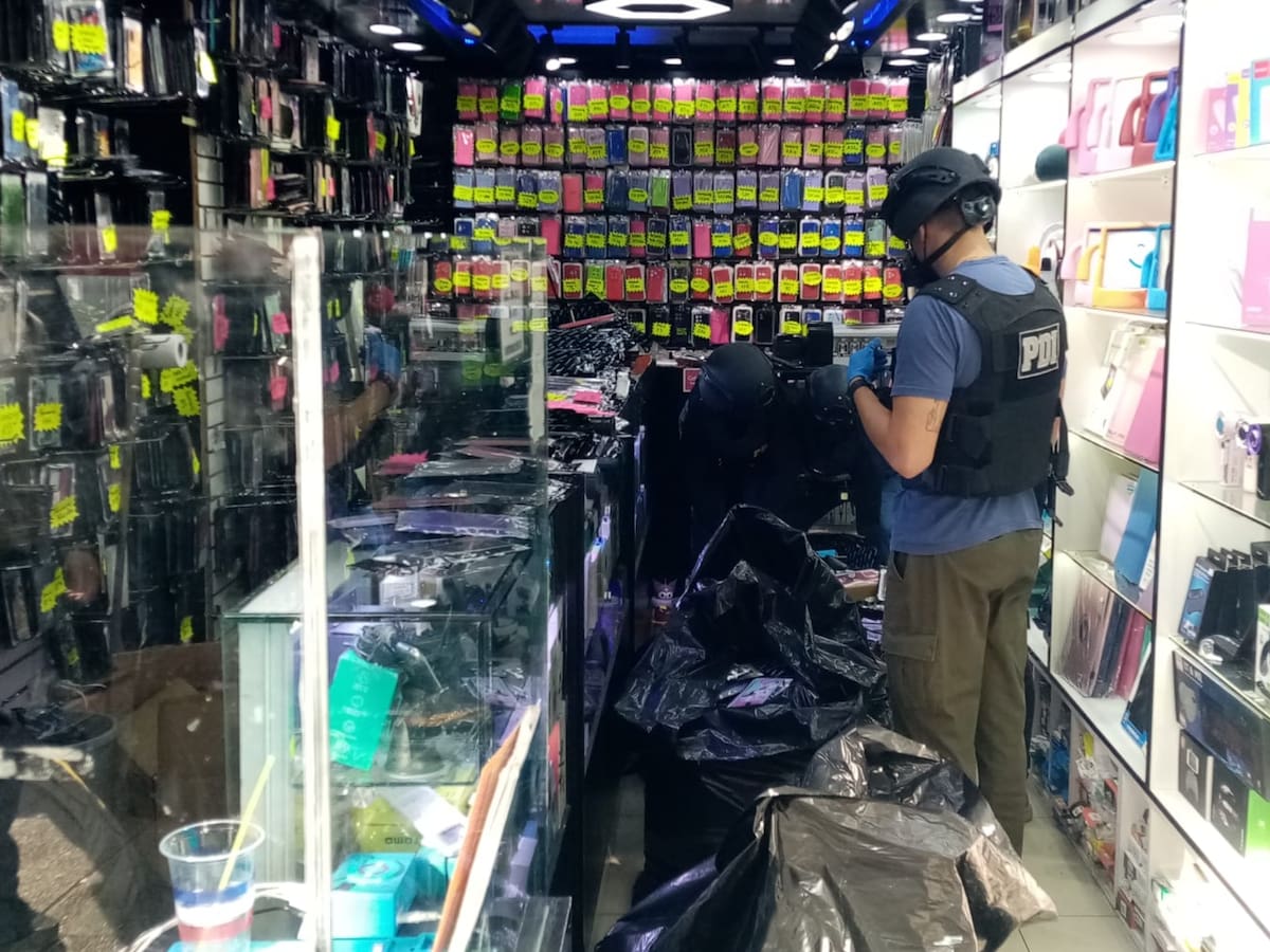 PDI incauta miles de accesorios falsificados para celulares de reconocidas marcas en locales de Santiago Centro