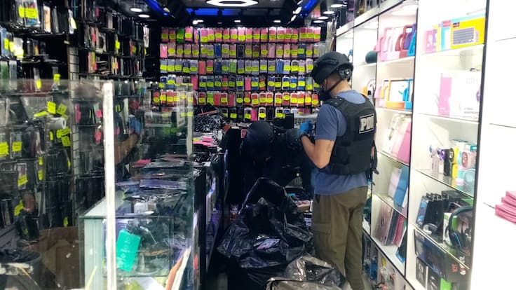PDI incauta miles de accesorios falsificados para celulares de reconocidas marcas en locales de Santiago Centro