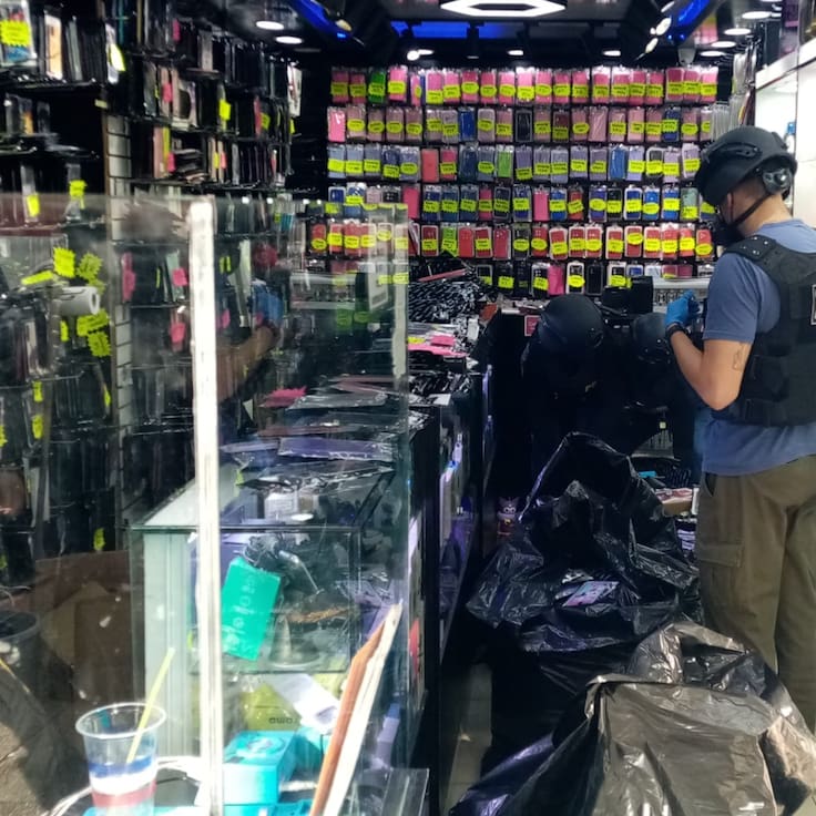PDI incauta miles de accesorios falsificados para celulares de reconocidas marcas en locales de Santiago Centro