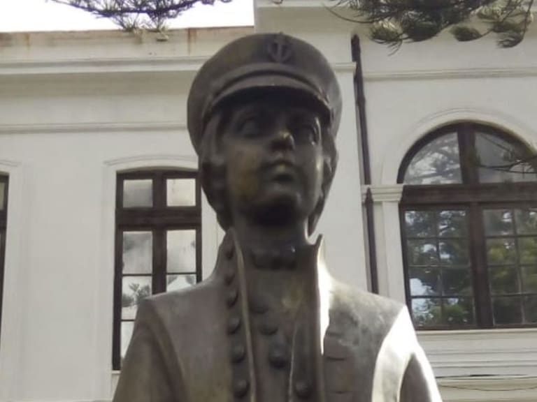 Armada instala estatua de un joven Arturo Prat en reemplazo a figura de José Toribio Merino en Museo Marítimo de Valparaíso