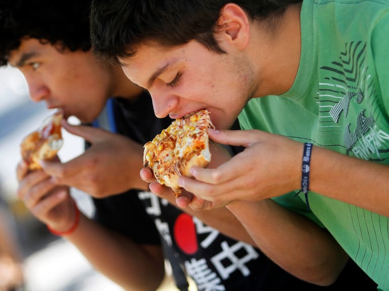 Experta en nutrición explica el “error inconsciente” que cometemos al comer y que complica el perder peso