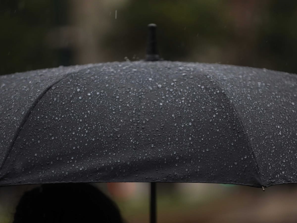 Vuelve la lluvia a Santiago: revelan cuántos milímetros de agua caerían en la capital y en qué sectores