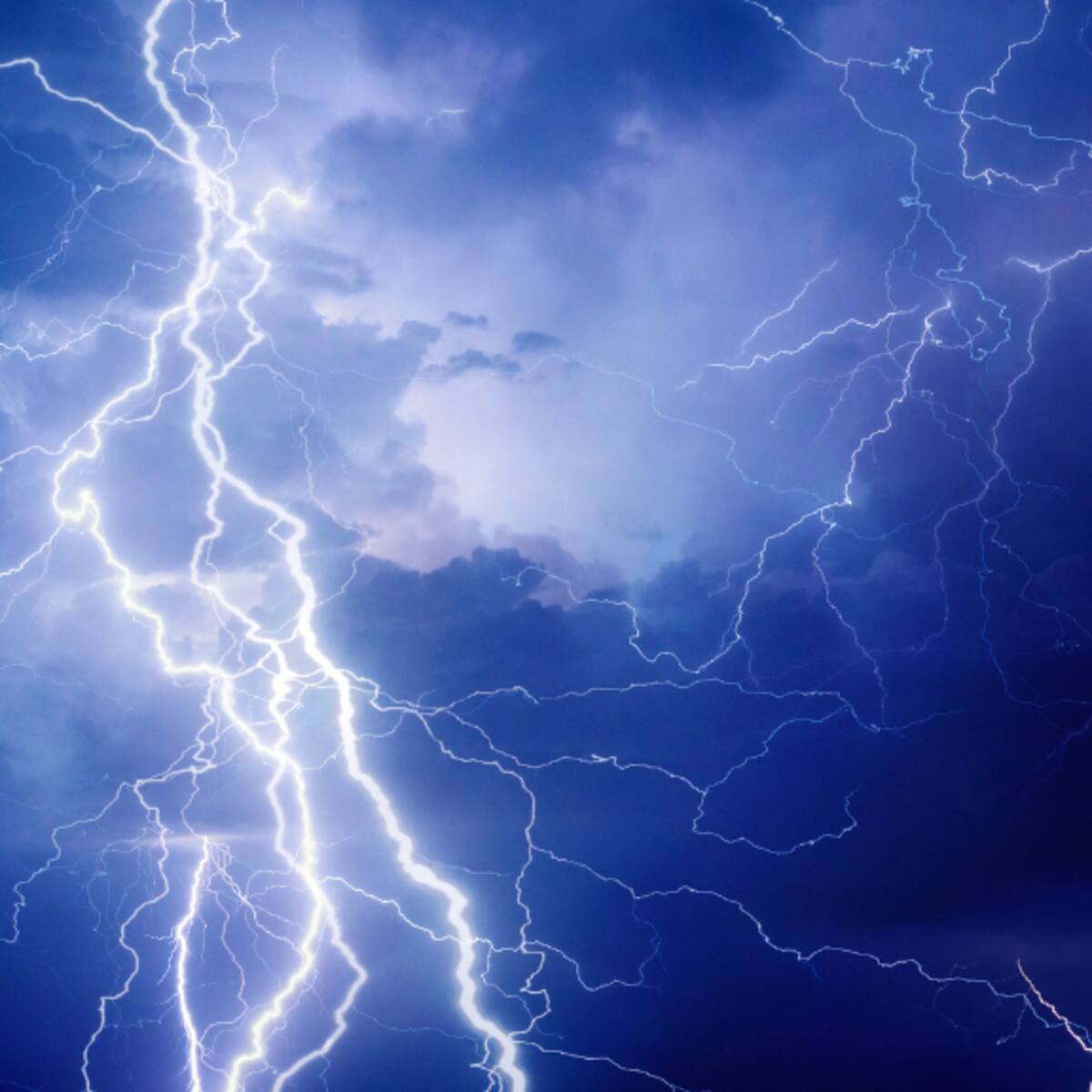 Meteorología emite aviso por tormentas eléctricas en 6 regiones: revisa qué zonas se verán afectadas este jueves