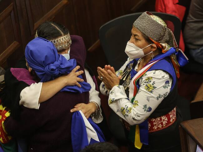 La convencional Francisca Linconao, abraza a la convencional Rosa Catrileo junto a Elisa Loncón durante la Sesión N°95 Pleno Convención Constitucional, que se realiza en el ex congreso Nacional. FOTO: DIEGO MARTIN/AGENCIAUNO