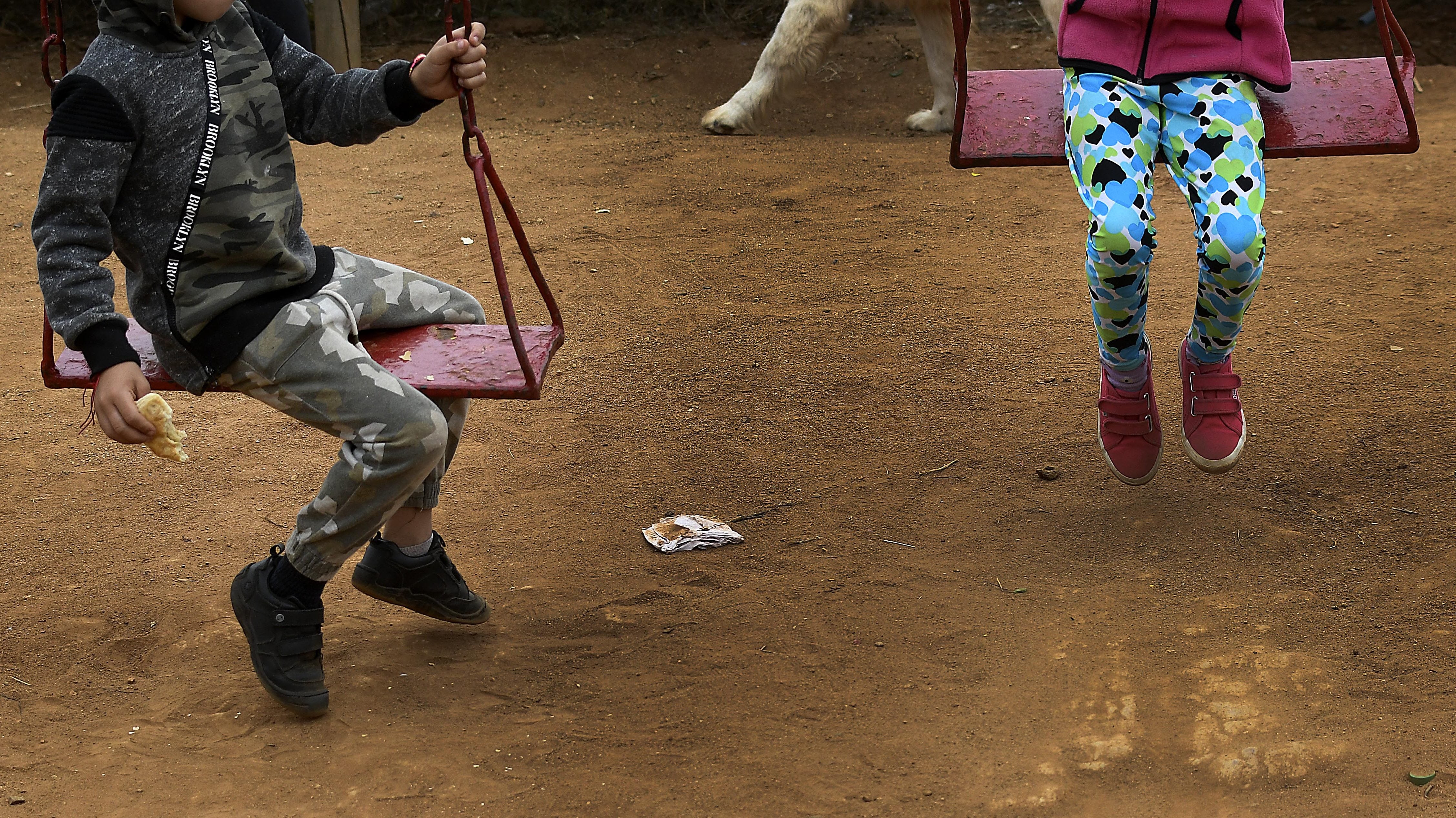01 DE MARZO DE 2021 / QUILPUÉ Fotografías temáticas sobre la desprotección, maltrato y abuso infantil. Niños y niñas juegan sin acompañamiento de un adulto en una población.
FOTO: PABLO OVALLE ISASMENDI / AGENCIAUNO