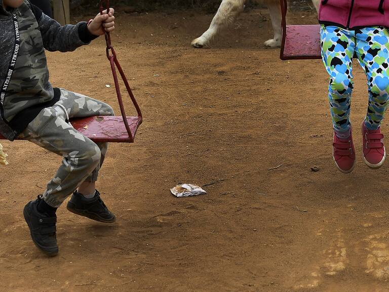01 DE MARZO DE 2021 / QUILPUÉ Fotografías temáticas sobre la desprotección, maltrato y abuso infantil. Niños y niñas juegan sin acompañamiento de un adulto en una población.
FOTO: PABLO OVALLE ISASMENDI / AGENCIAUNO