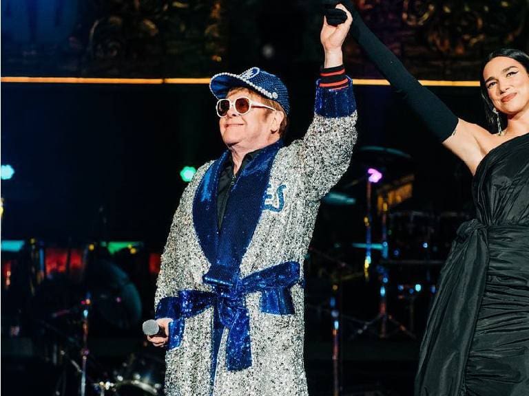 Elton John sube a Dua Lipa al escenario para cantar «Cold Heart» en su concierto de despedida
