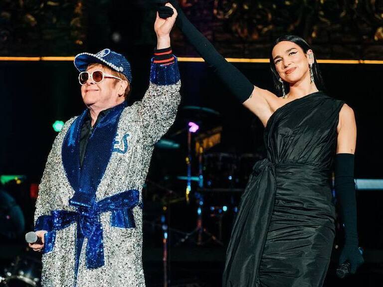 Elton John sube a Dua Lipa al escenario para cantar «Cold Heart» en su concierto de despedida