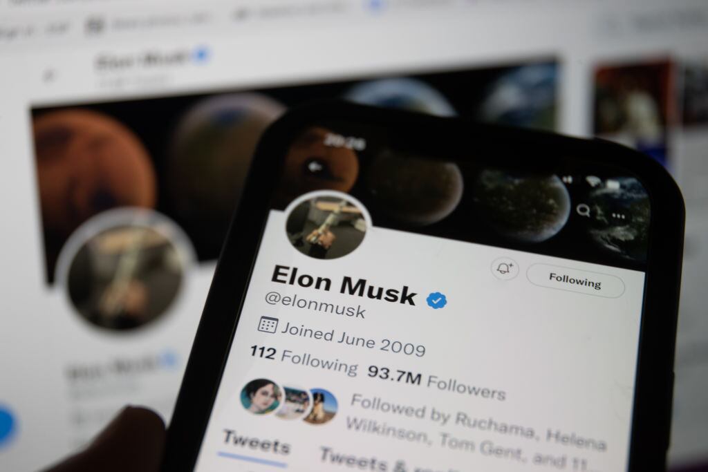 Imagen de la cuenta de Elon Musk en Twitter ante la opción de su compra