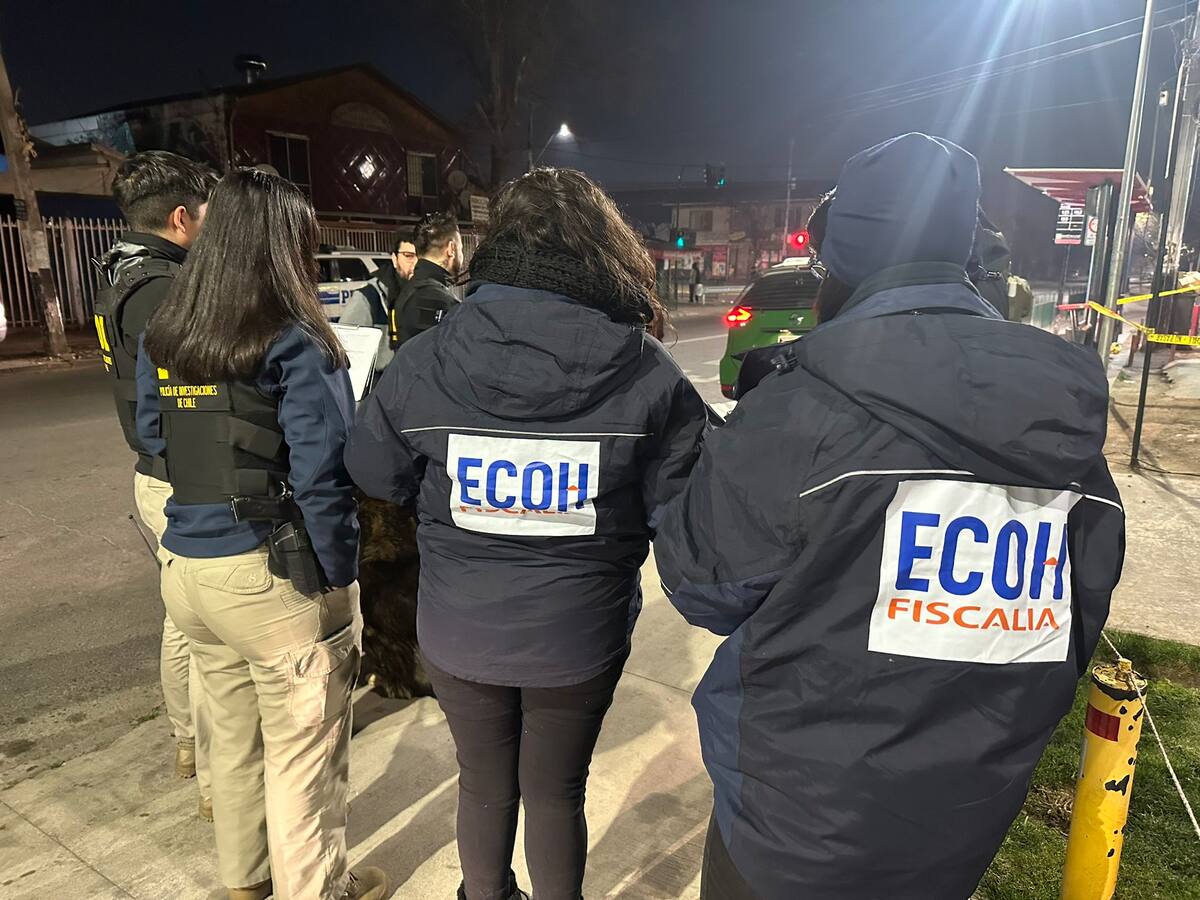 Hombre recibe 12 impactos de bala mientras estaba con su familia en un local de comida en Lo Espejo: la víctima está en riesgo vital