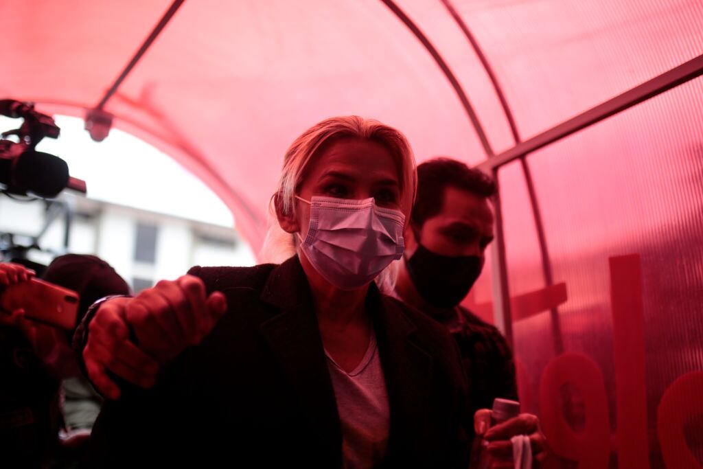 La expresidente de Bolivia Jeanine Áñez es escoltada por la policía en 2021